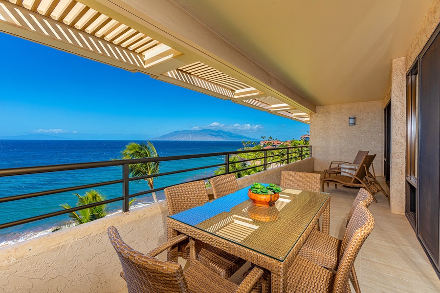 Seating for 4 on the large private lanai