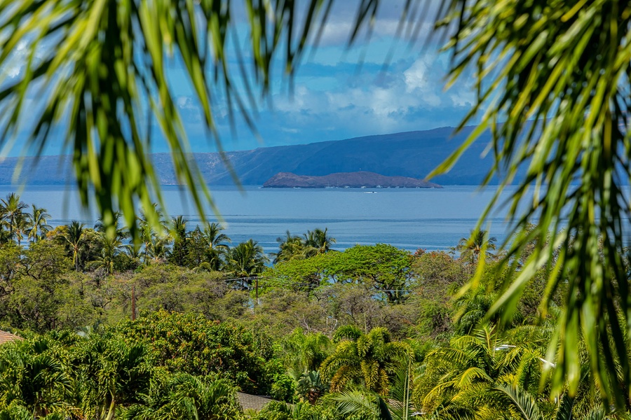 From your lanai~ views of Molokini and Ka'aholawe