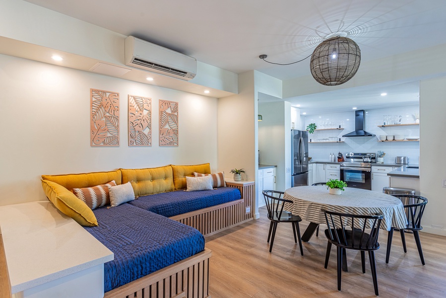 Dining area with extra seating (sleeps two)