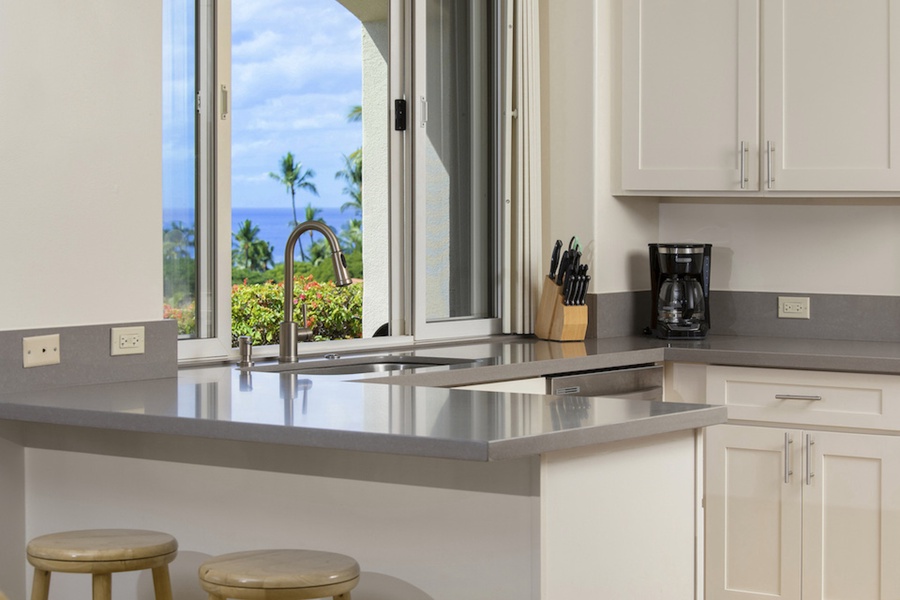 Fully equipped kitchen with breakfast bar.