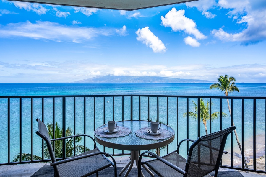 Complete neighboring island views right from lanai