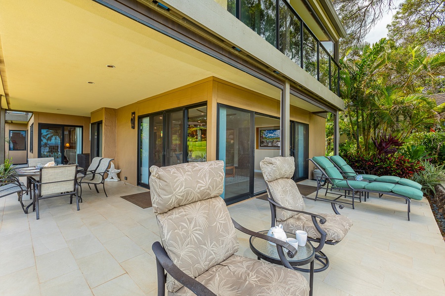 Plenty of seating for you O'hana (family) to enjoy the lanai