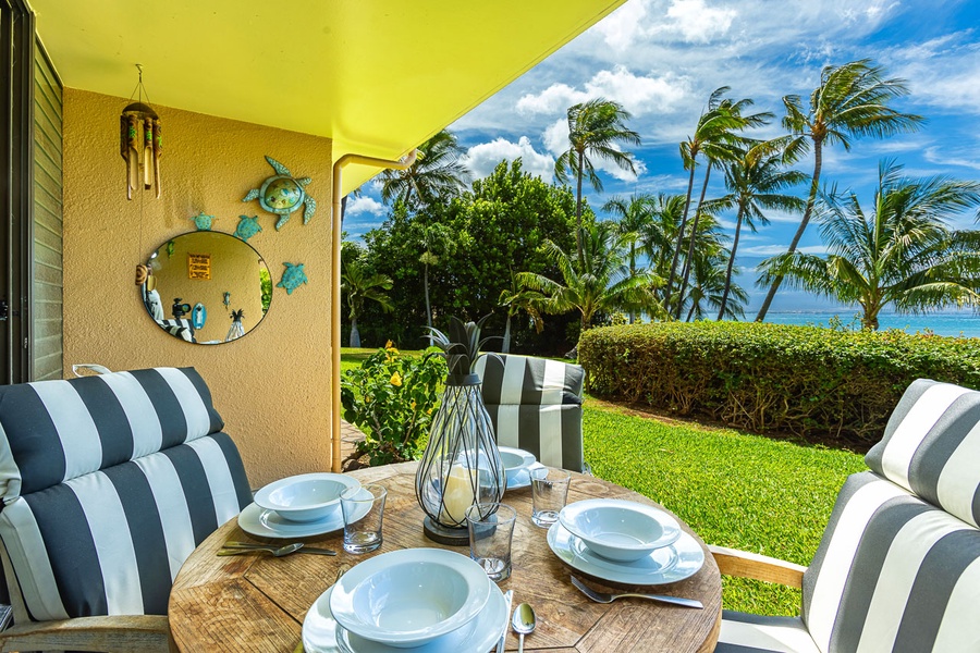 Dining for 4 on the oceanfront lanai.