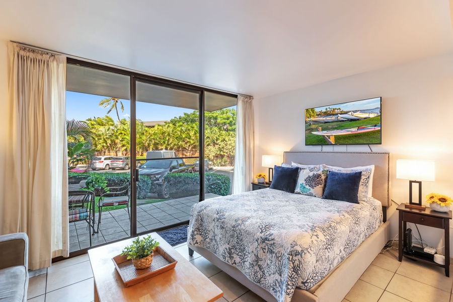 Queen size bed and private lanai