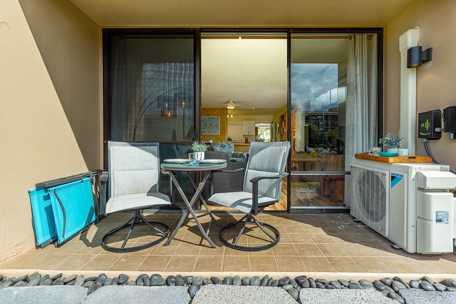 Seating for two on the lanai