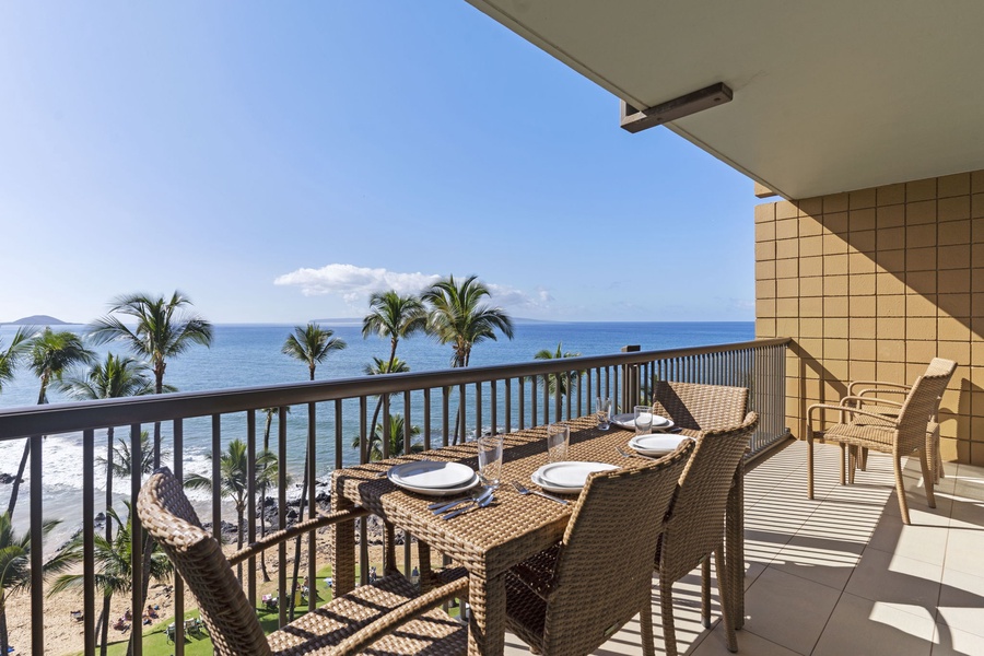 Dine out on the lanai or have your favorite beverage.