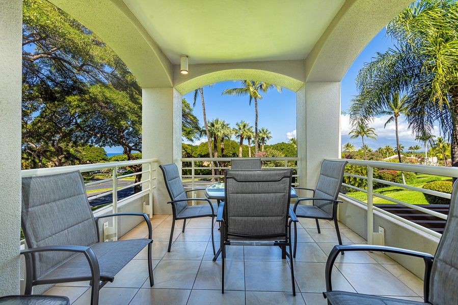 Spacious lanai with plenty of seating