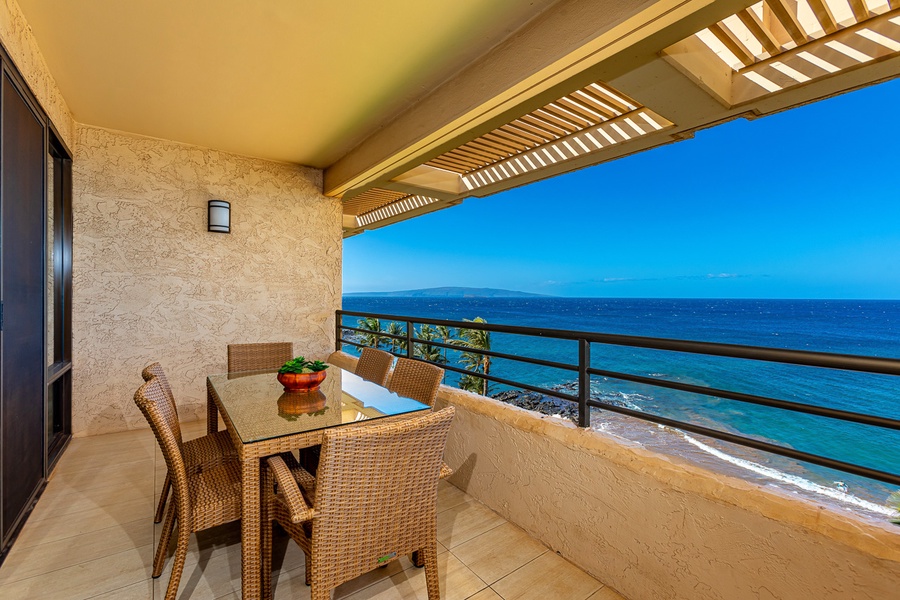 Dining for 4 while you enjoy the amazing view from the lanai. 