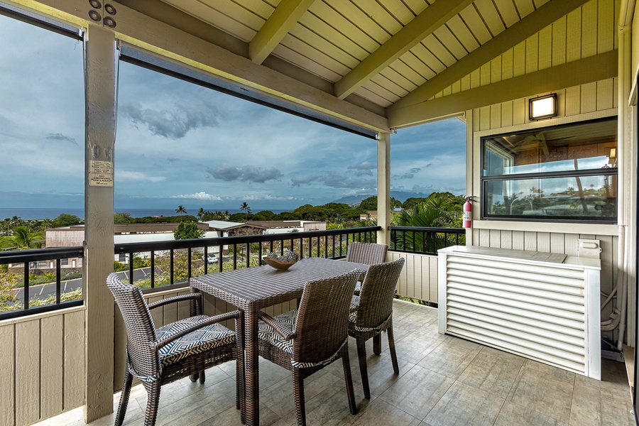 Dining for 4 with a spectacular ocean view! 