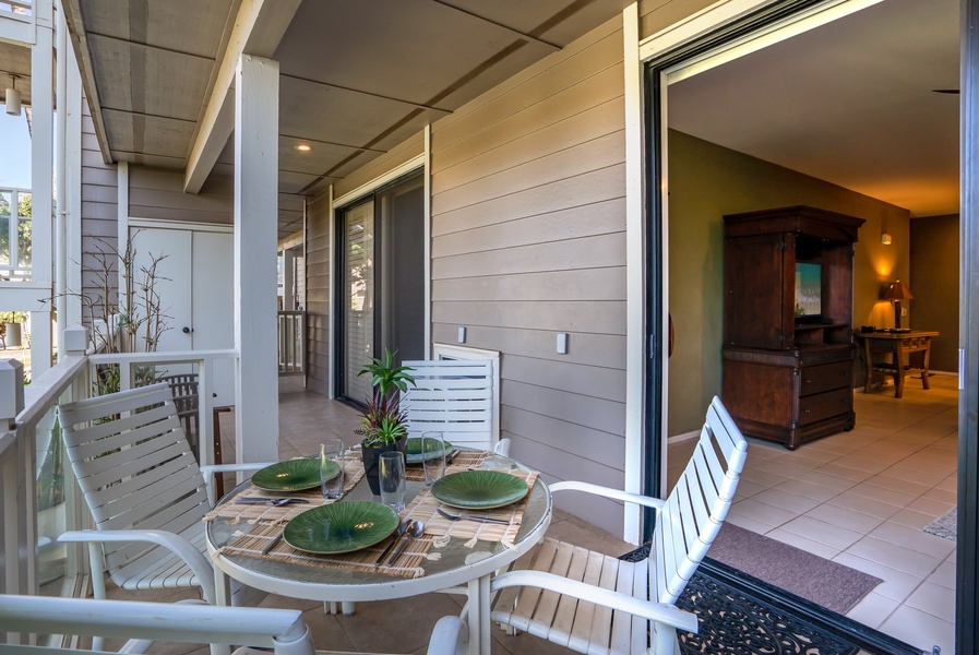 Seating for four on the lanai with seamless indoor/outdoor entry