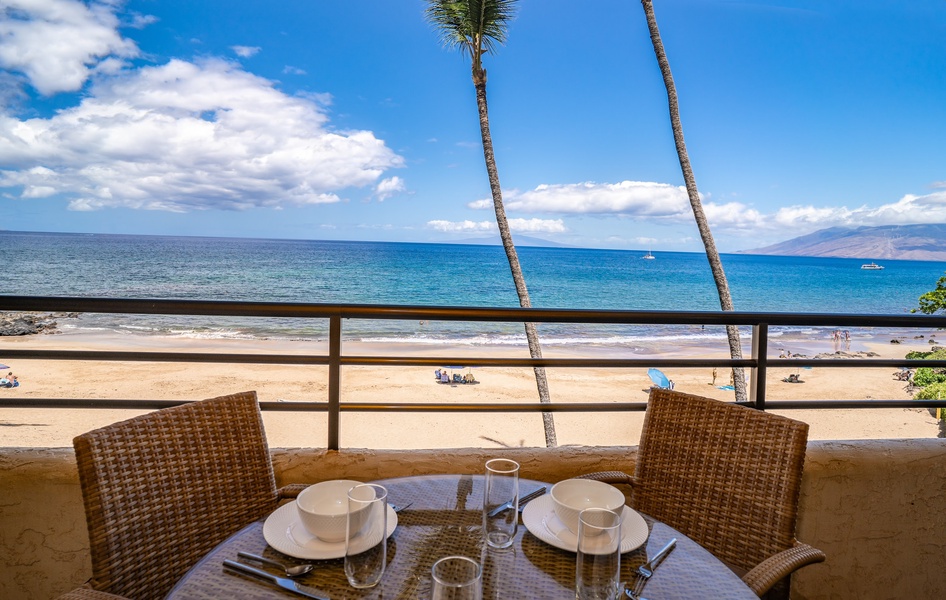 Dine al fresco~ with seating for four.