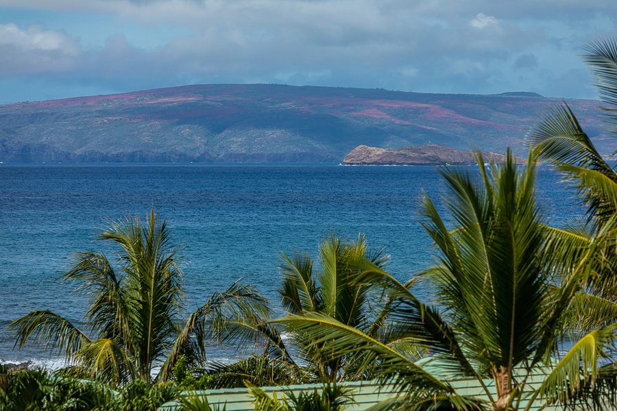 Views of Molokini & Kaho'olawe from your lanai