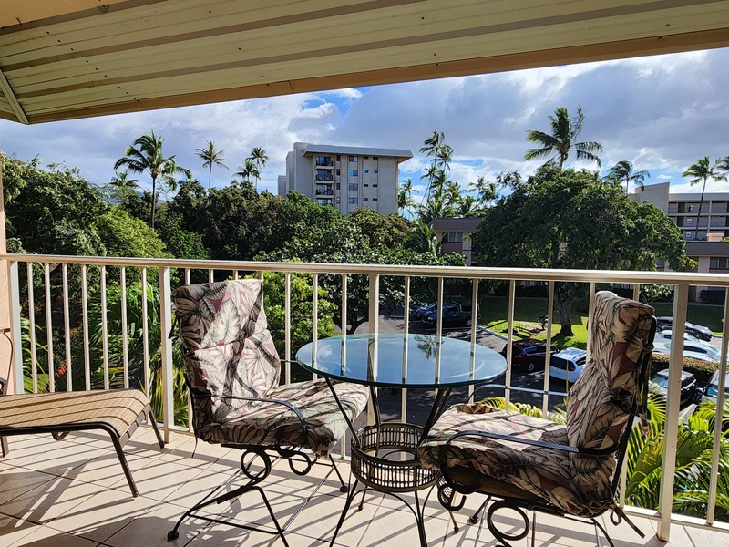 Lanai surrounded by fragrant tropical foliage