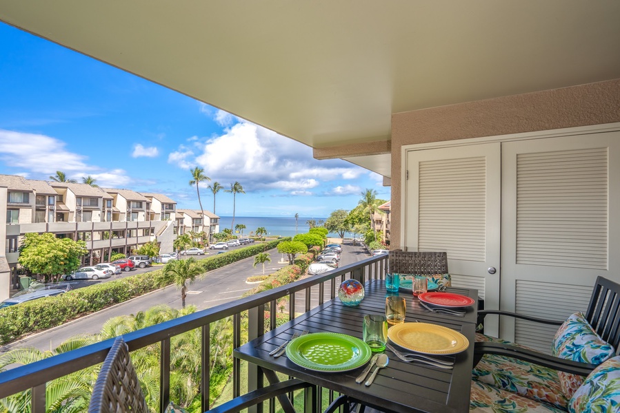 Seating for 4 on the private lanai with an ocean view!