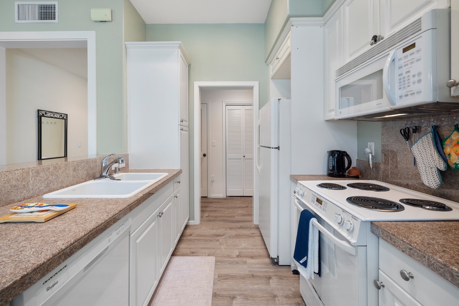 Fully equipped kitchen with spacious countertops—ideal for whipping up island-inspired meals.
