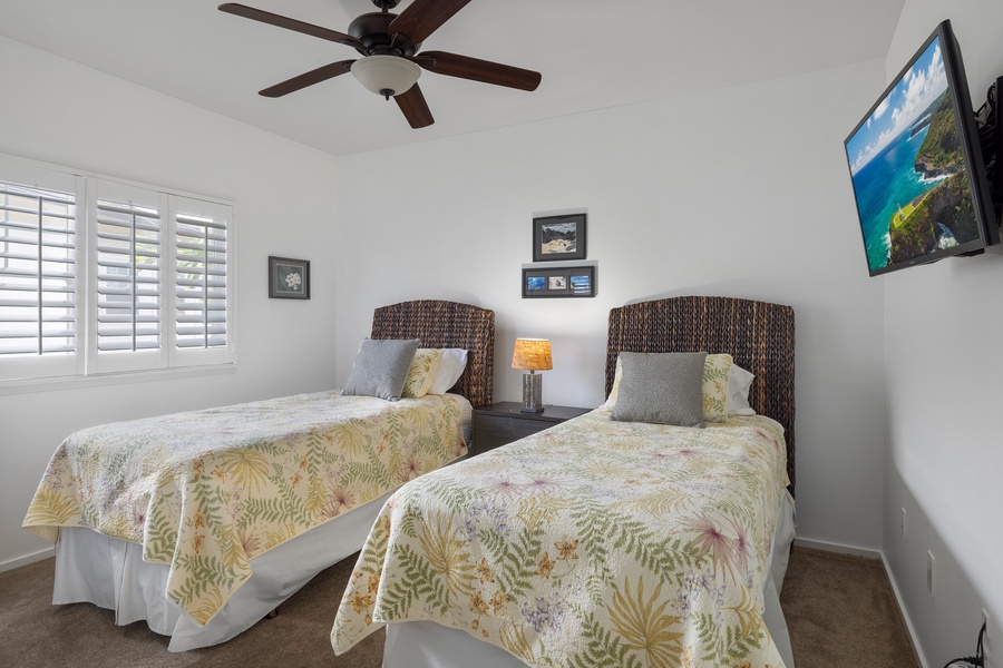 The third guest bedroom with twin beds and island hospitality.