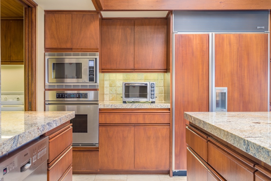 Gleaming & Matching Built-In Appliances Sure to Please the Chef!