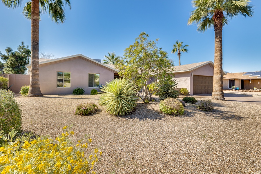 Scottsdale Poinsettia is conveniently located close to North Scottsdale's shopping and golf courses and just a quick drive south to the restaurants and bars of Old Town Scottsdale.