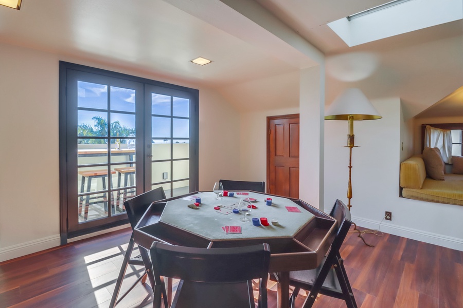 A dedicated game area with a classic poker table invites you to enjoy lively card games while taking in the views from the large windows.