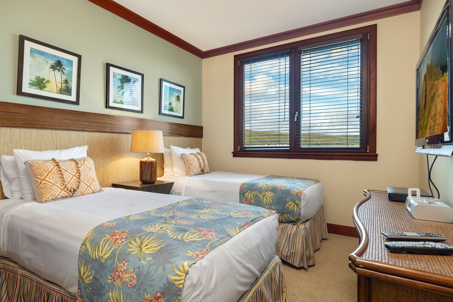 The second guest bedroom with twin beds and a view.