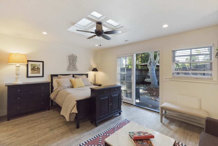 This beautiful and private studio is located just across the street from the lagoons of Torrey Pines State Beach, surrounded by trees and gentle ocean breezes.