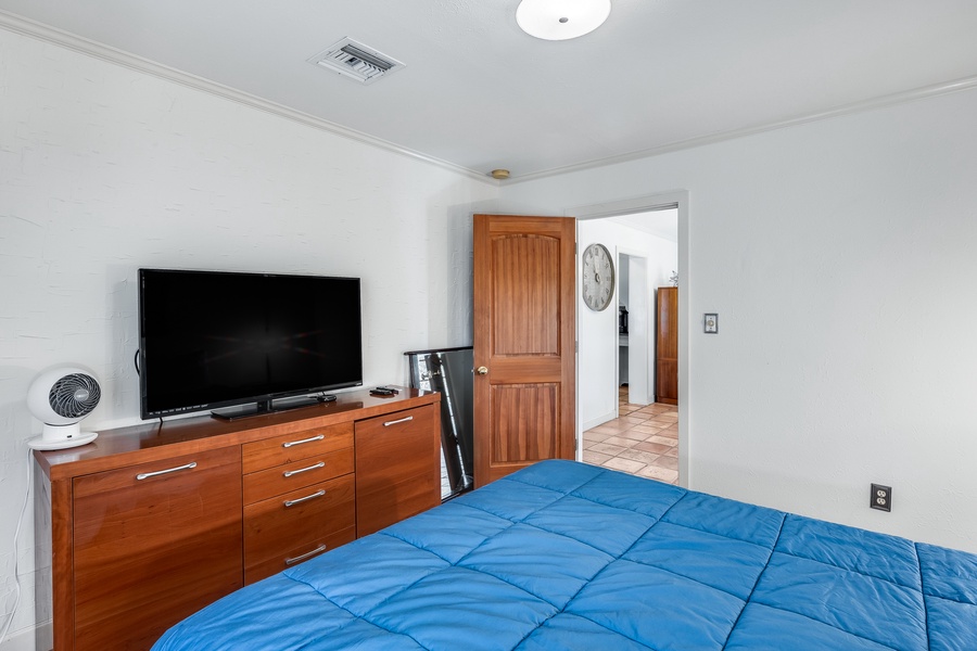 Third bedroom with a mini closet and a flat-screen TV