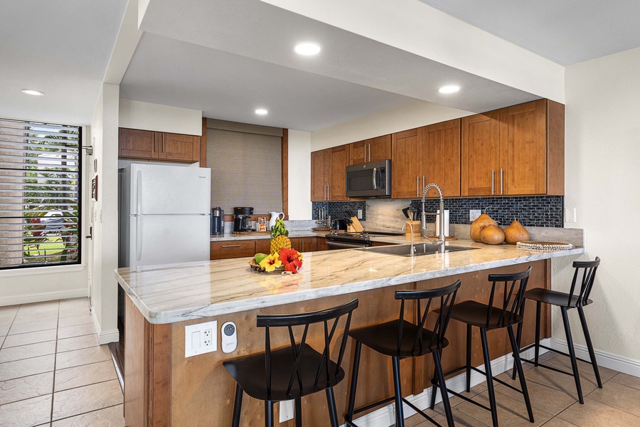 An inviting kitchen island bar for entertainment at the kitchen area.