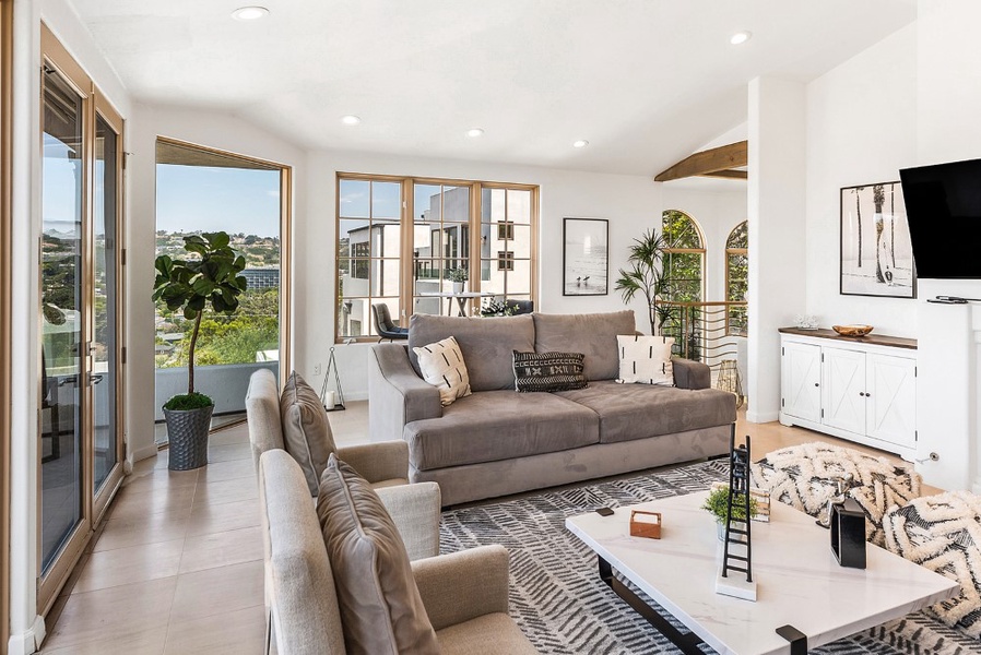 California's indoor outdoor living at its finest with clean new wood floors throughout the house.