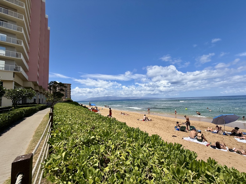 Golden sands and rolling waves near Kaanapali Shores 746