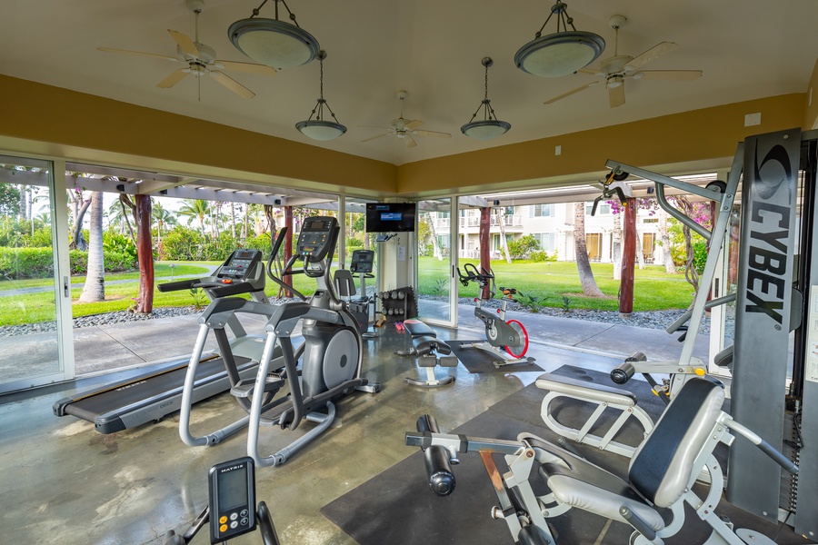 The work out facility offers an open air concept next to the pool