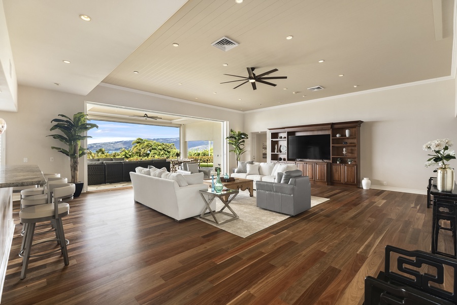 Living area has direct access to lanai