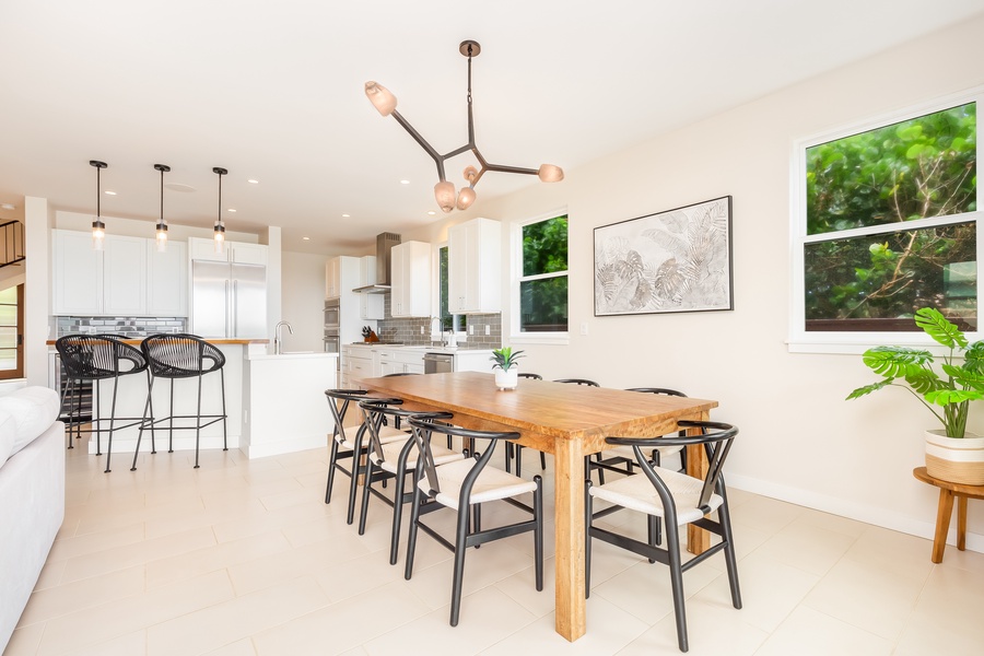 Dining table complemented by natural tones and an open connection to outdoor spaces.