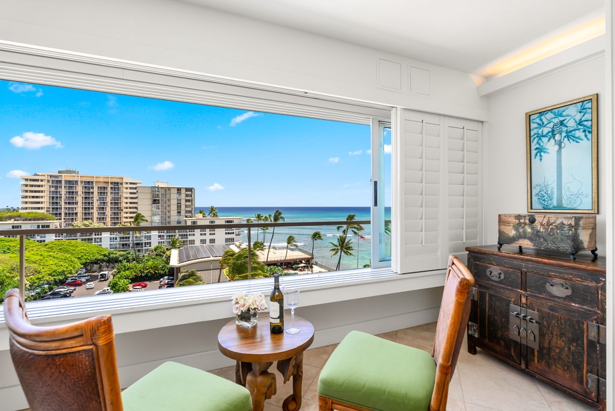 Charming sitting area framed by Diamond Head views, perfect for sunset chats or sipping morning coffee.