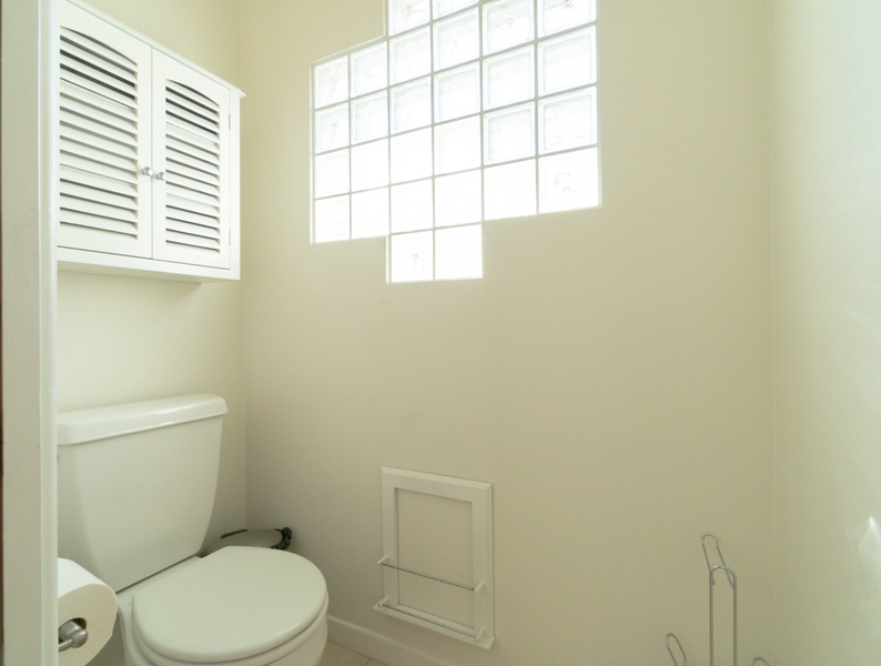 Sophisticated & elegant common powder room, a space that adds a touch of refinement to your home