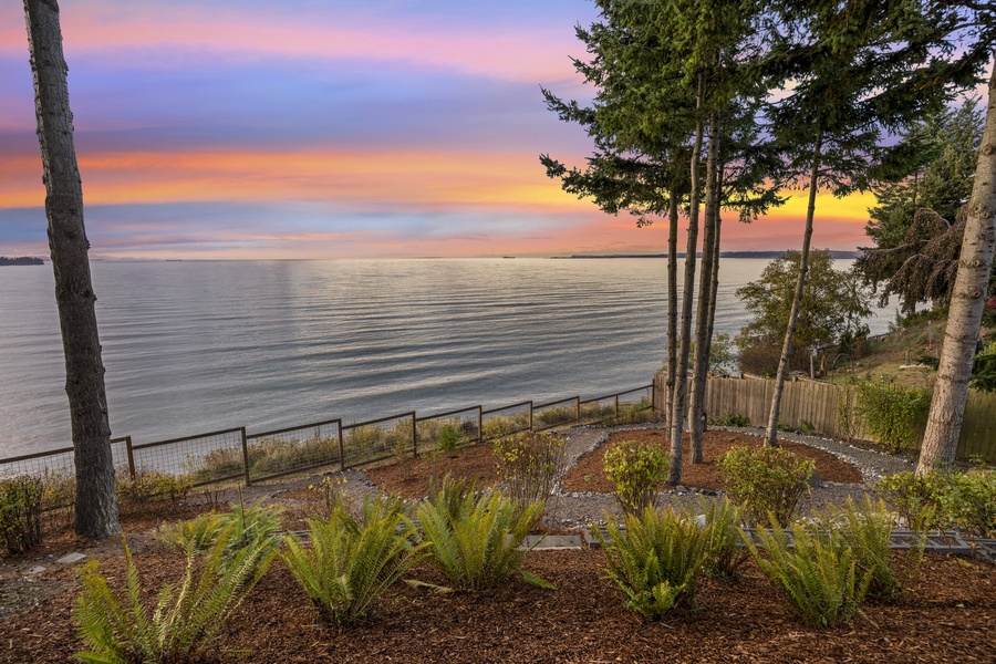 Panoramic twilight view of the bay — a breathtaking finale to your day on the Washington coast.