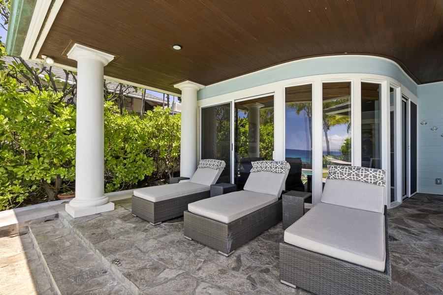 Plush sun loungers make relaxing on the lanai effortlessly luxurious.