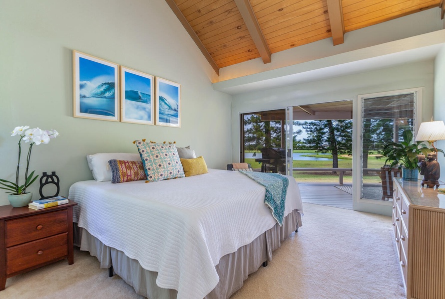 Guest bedroom 2 with king, golf views, lanai access, ensuite bathroom
