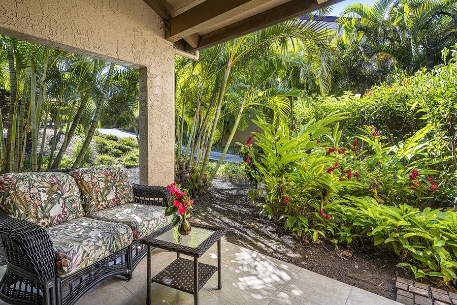 Enjoy coffee or tea with a dash of nature in this Tropical setting