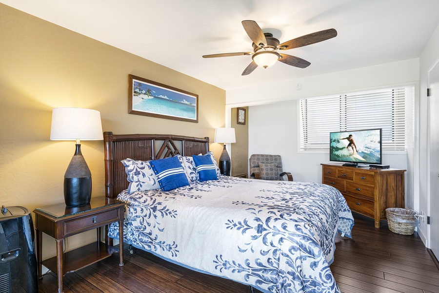 Spacious downstairs bedroom with sitting area and Cable TV!