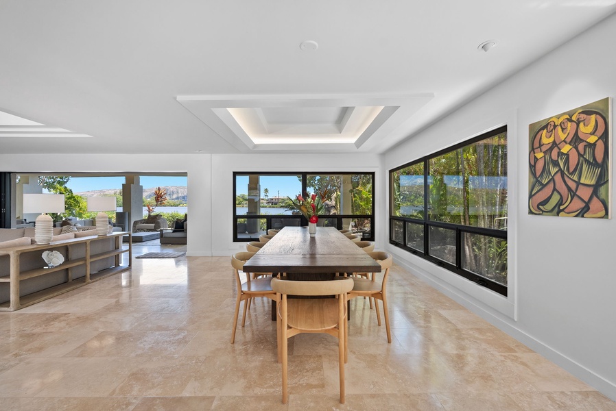 Light and nature are allowed to shine into the space through the floor-to-ceiling windows.