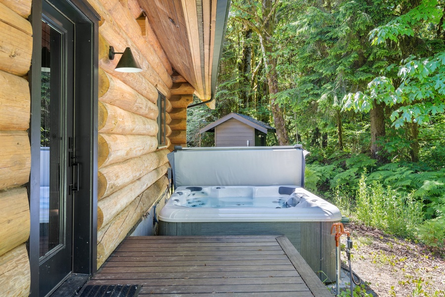 Outdoor hot tub immerse with the greens of nature