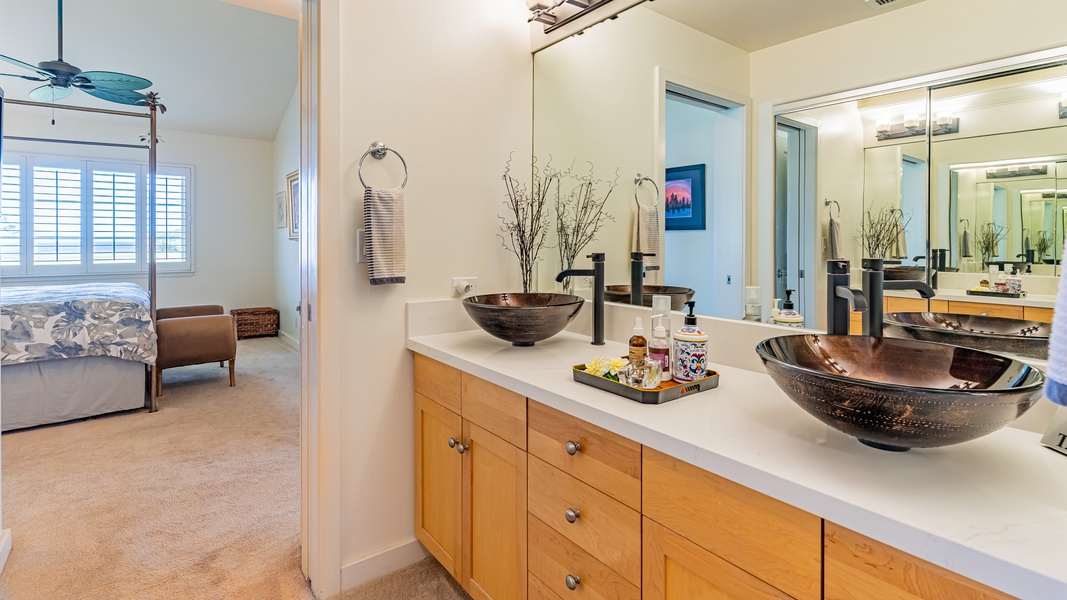 The primary guest bathroom reflects the spirit of Hawaii.