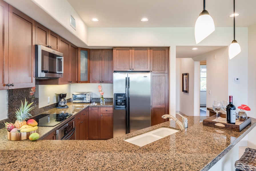 Spacious fully-equipped kitchen w/ granite countertops