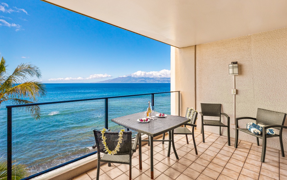 Ocean front dining for 4 on the lanai