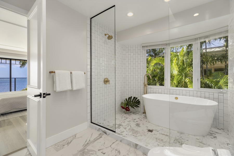 Guest ensuite with amazing soaking tub and tropical views