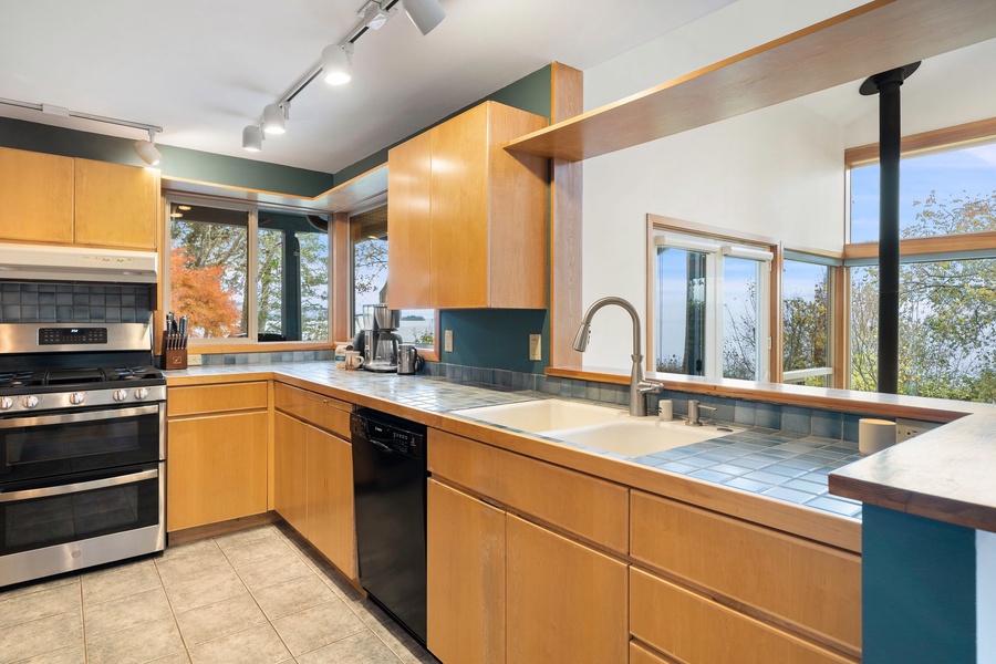 Our kitchen features a dual dishwashing sink and wide countertop space, perfect for your culinary preparations.