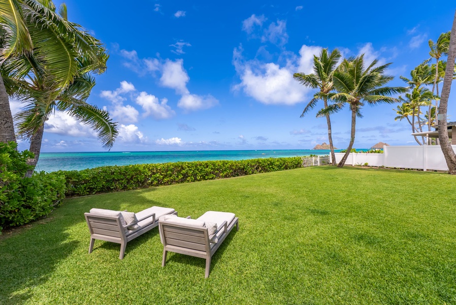 Unwind under the palms with endless blue horizons in sight from the comfort of the lawn’s loungers.
