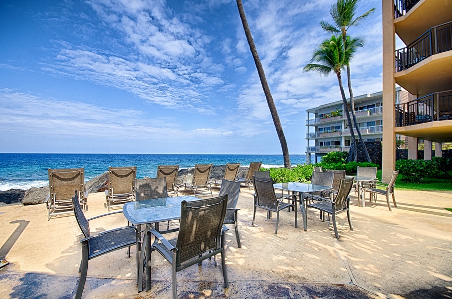 Kona Makai outdoor dining, a nice place to enjoy delightful meals in the island!