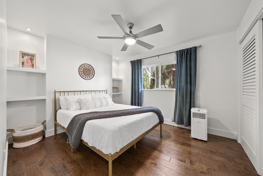 Guest bedroom with mountain views and AC.