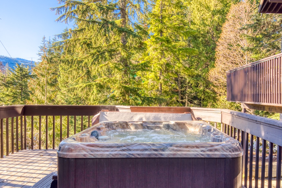 Guaranteed relax in the heart of the Forest while soaking in the Private Hot Tub